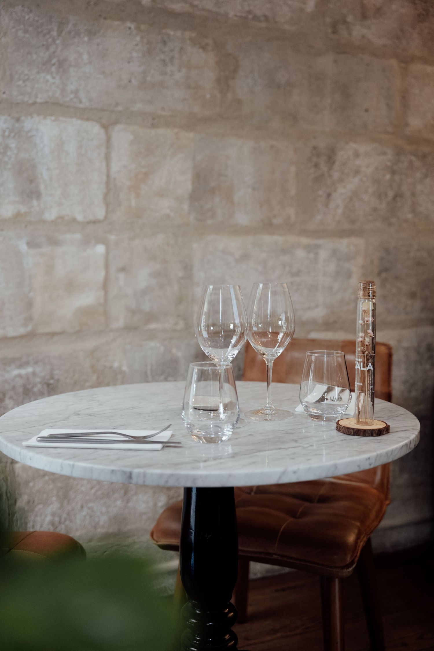 Table dressé du restaurant Aux Envies à Saint-Rémy-de-Provence.