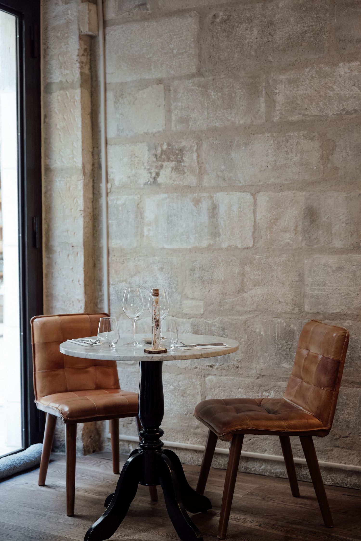 Table dressé du restaurant Aux Envies à Saint-Rémy-de-Provence.