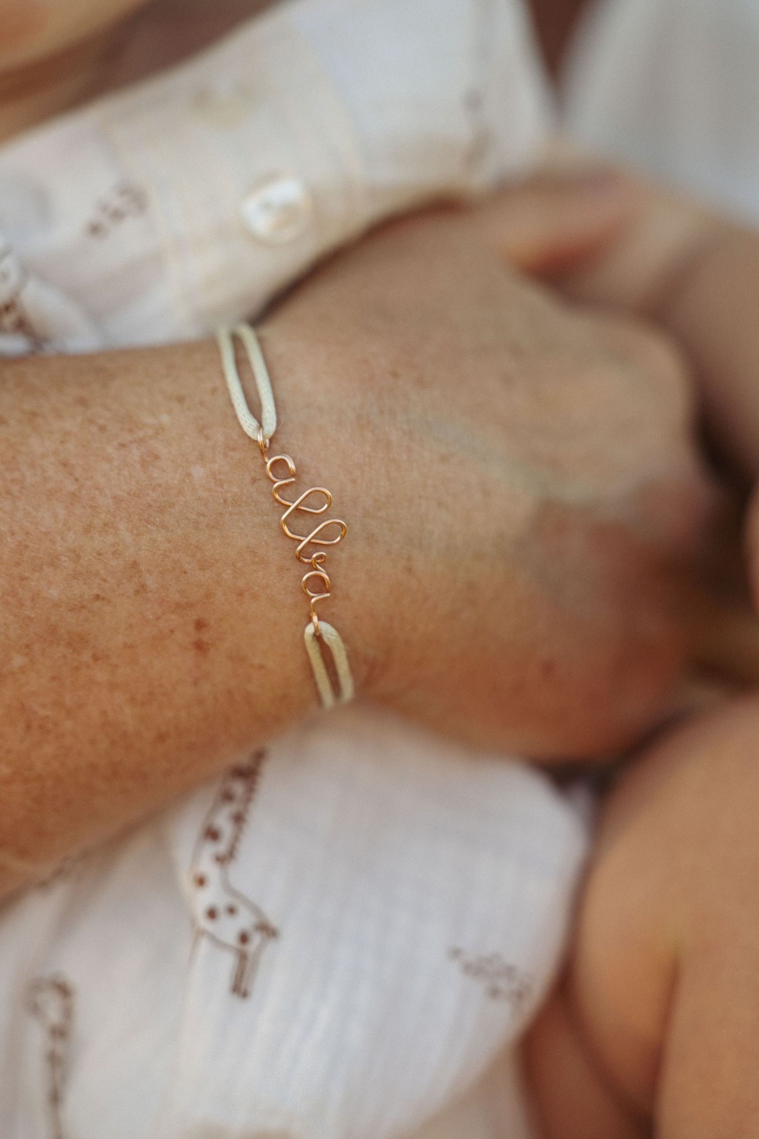 Une grand-mère tenant son nouveau petit-enfant dans les bras avec tendresse.