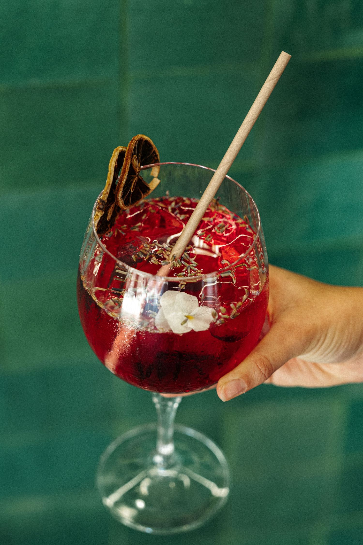 Cocktail coloré préparé pour la carte du restaurant Le Petit Pois à Bollène.