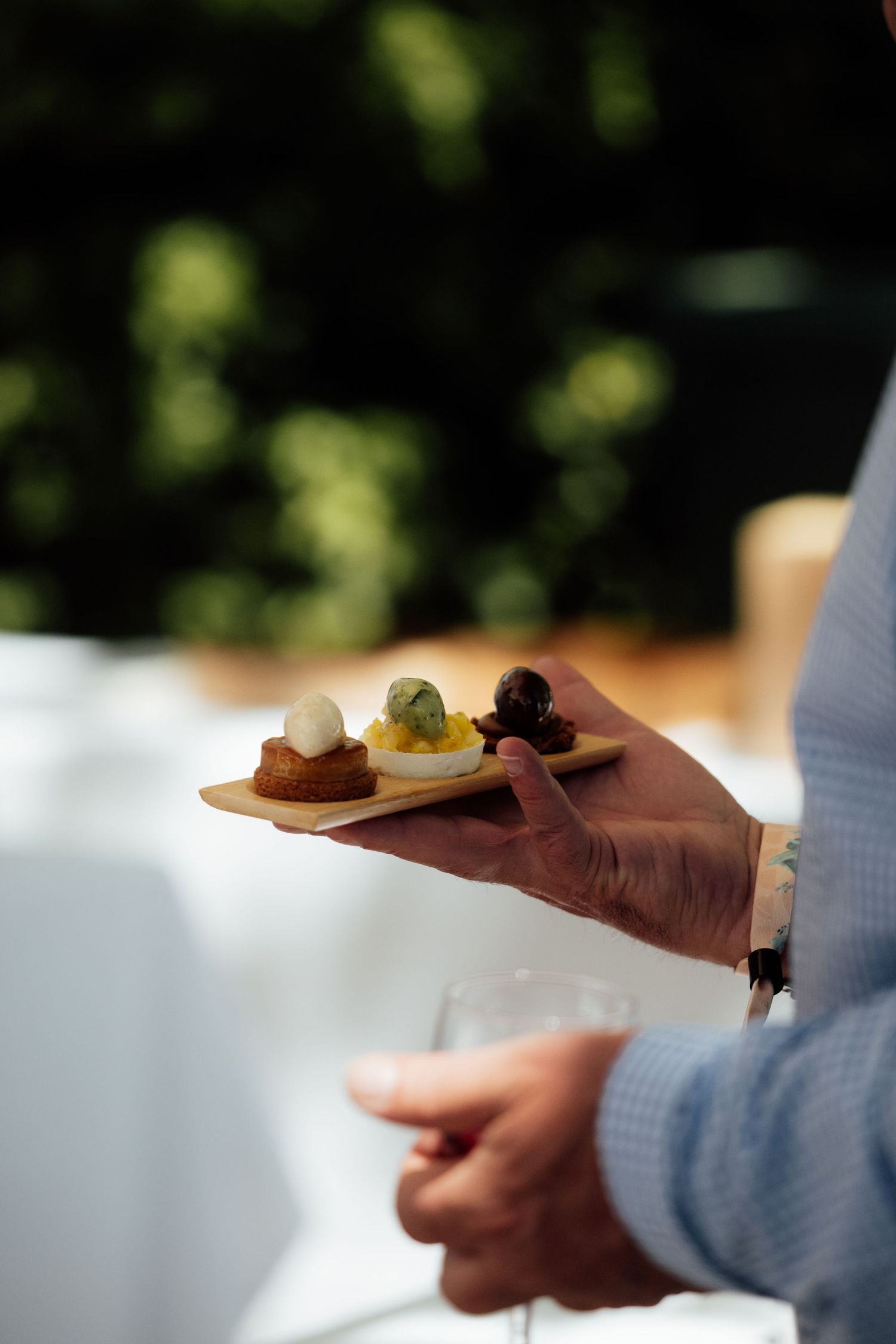 Plat gastronomique présenté dans les mains d'un chef lors de l'événement Gard aux Chef au Pont du Gard.