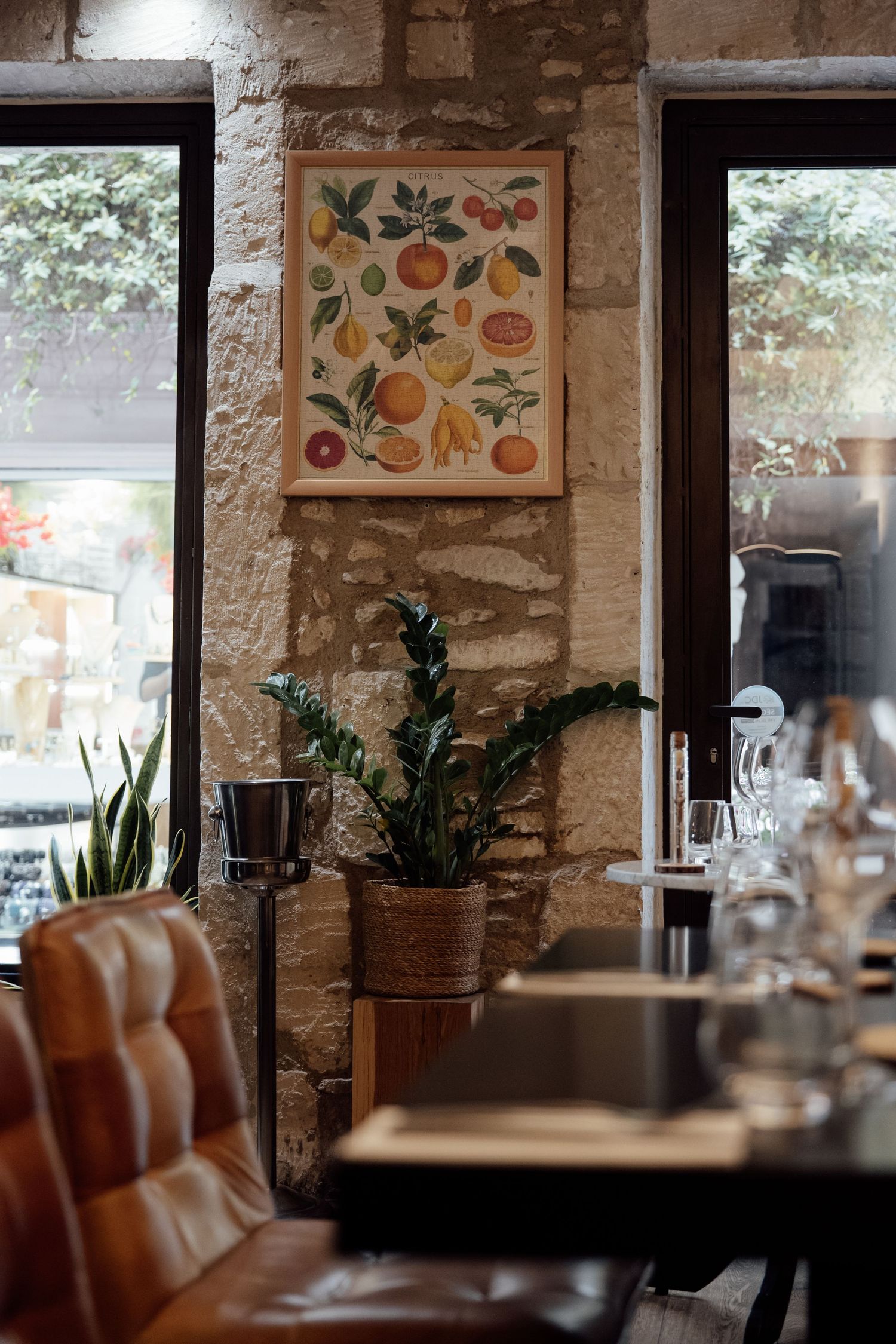 Salle élégante du restaurant Aux Envies à Saint-Rémy-de-Provence.