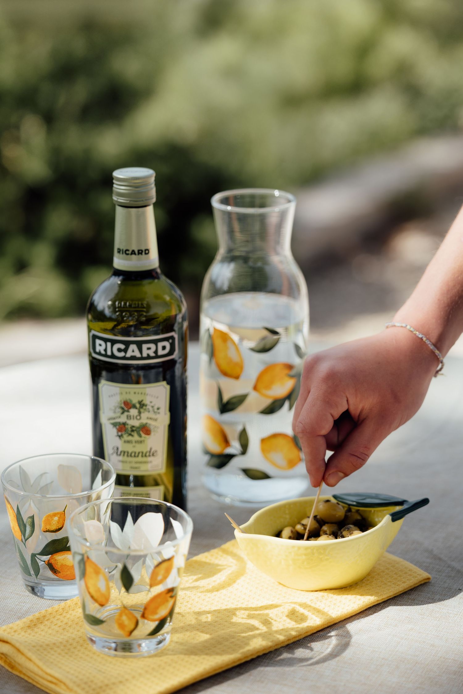 Bouteille de Ricard mise en scène lors d'un shooting photo au Domaine Lou Amì à Villelaure.