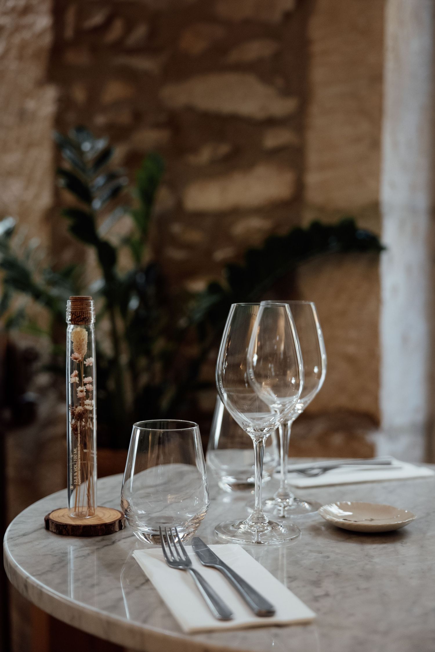 Table dressé du restaurant Aux Envies à Saint-Rémy-de-Provence.