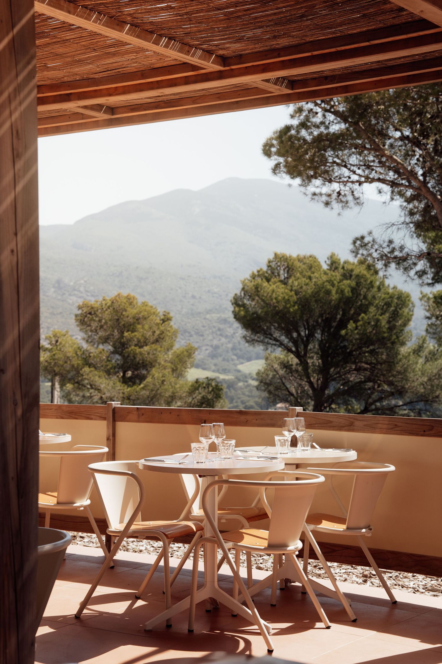 Terrasse de restaurant offrant une vue sur le Mont Ventoux.