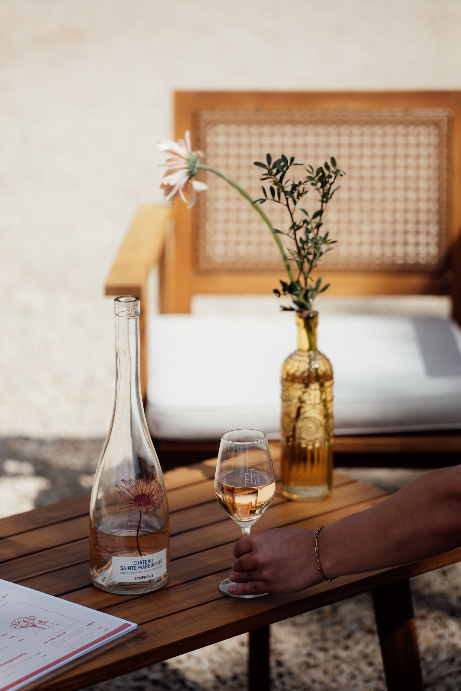 Bouteille de rosé mise en scène lors d'un shooting photo au Domaine Lou Amì à Villelaure.