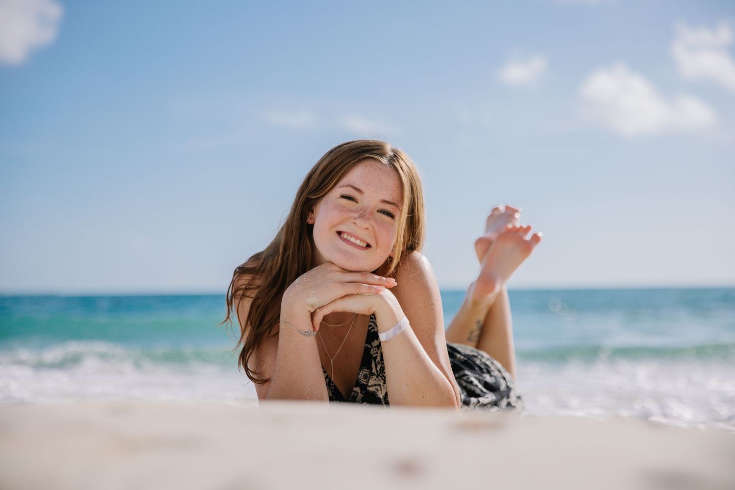 Captura de un retrato de pareja en la espectacular playa de Cancún, donde el mar turquesa y la suave brisa tropical