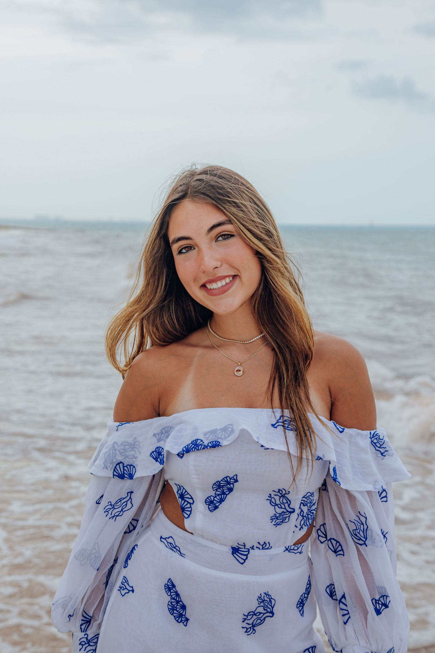Beach lifestyle photography in Riviera Maya focused on beauty, confidence, and elegance.