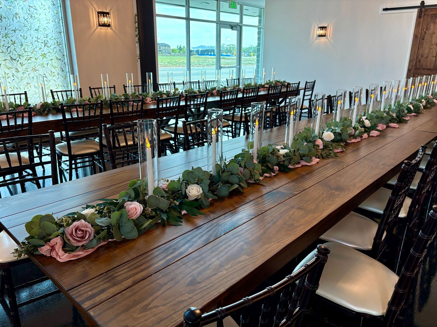 image of the event hall at The Southern Chateau Wedding Venue in Payson, Utah County, Utah, and its centerpieces