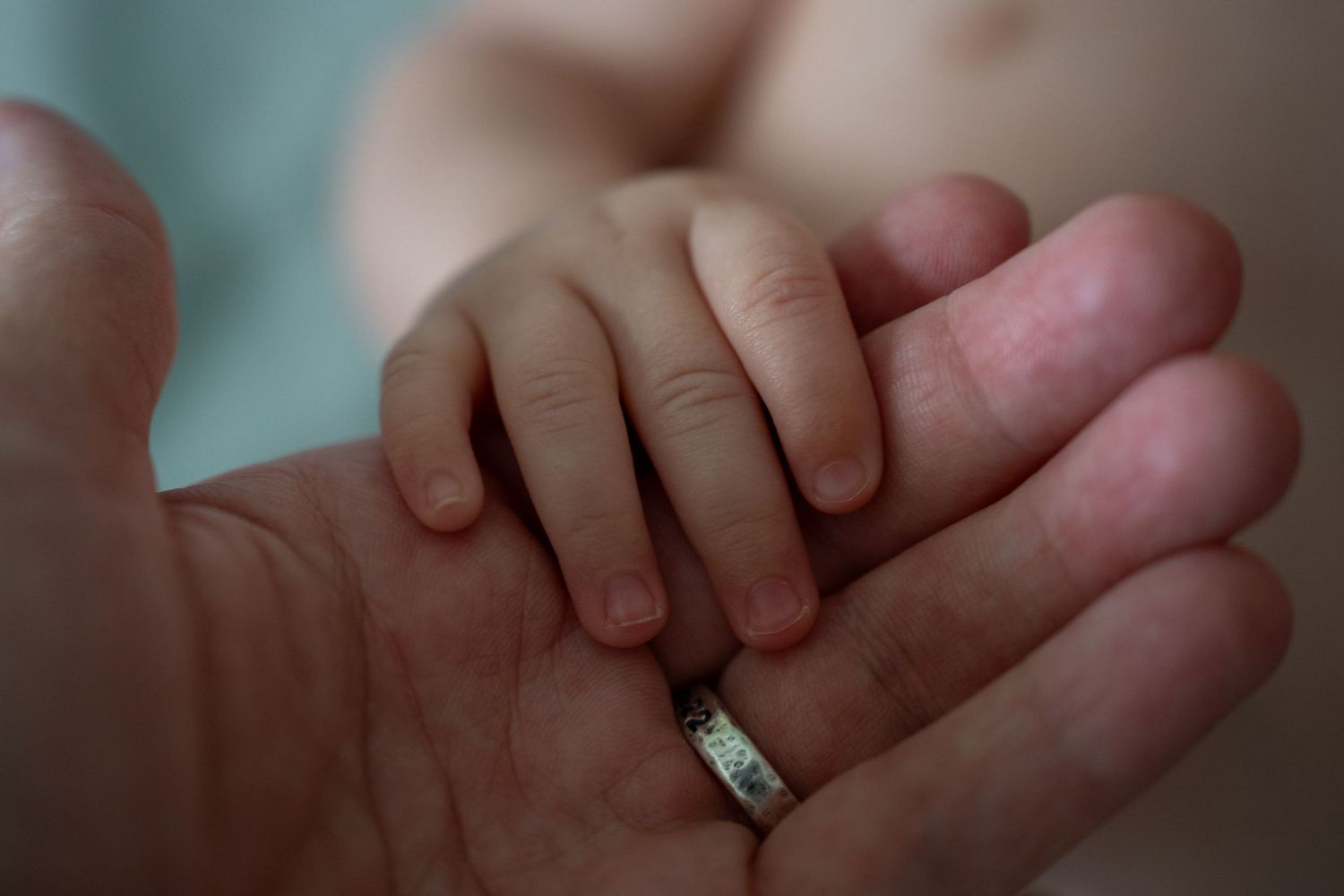 Hände als Detailaufnahme bei einem Familienshooting