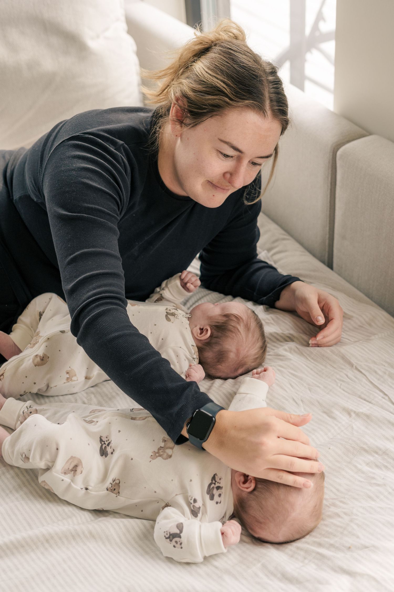 Nyfödda tvillingar fotograferade tillsammans under en familjefotografering