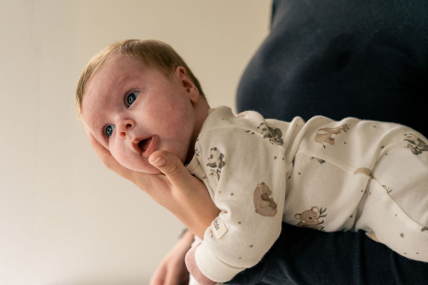 Porträttbild på nyfödd bebis under newborn fotografering.