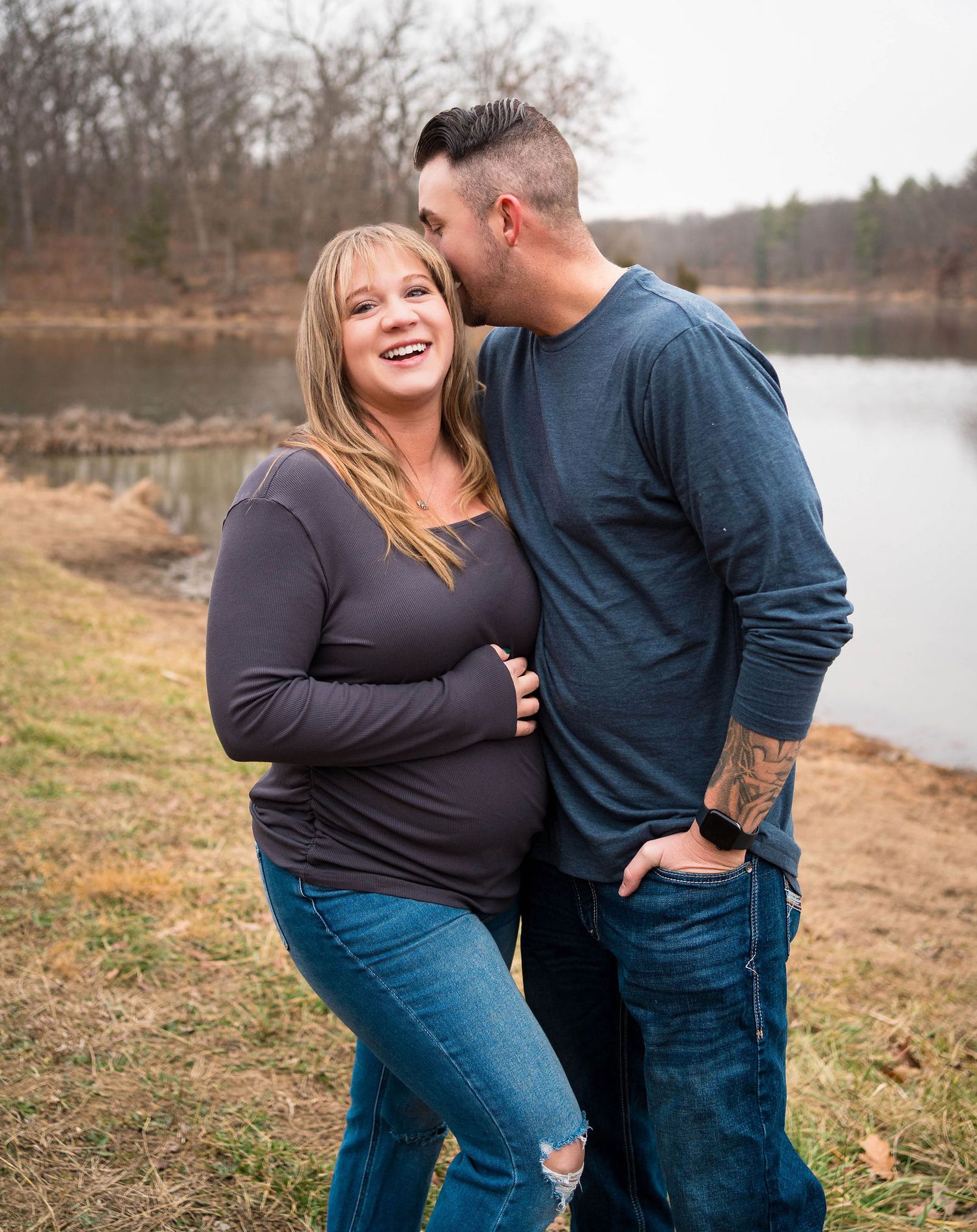 Warrensburg maternity photographer taking photos of a couple by the lake in knob noster mo