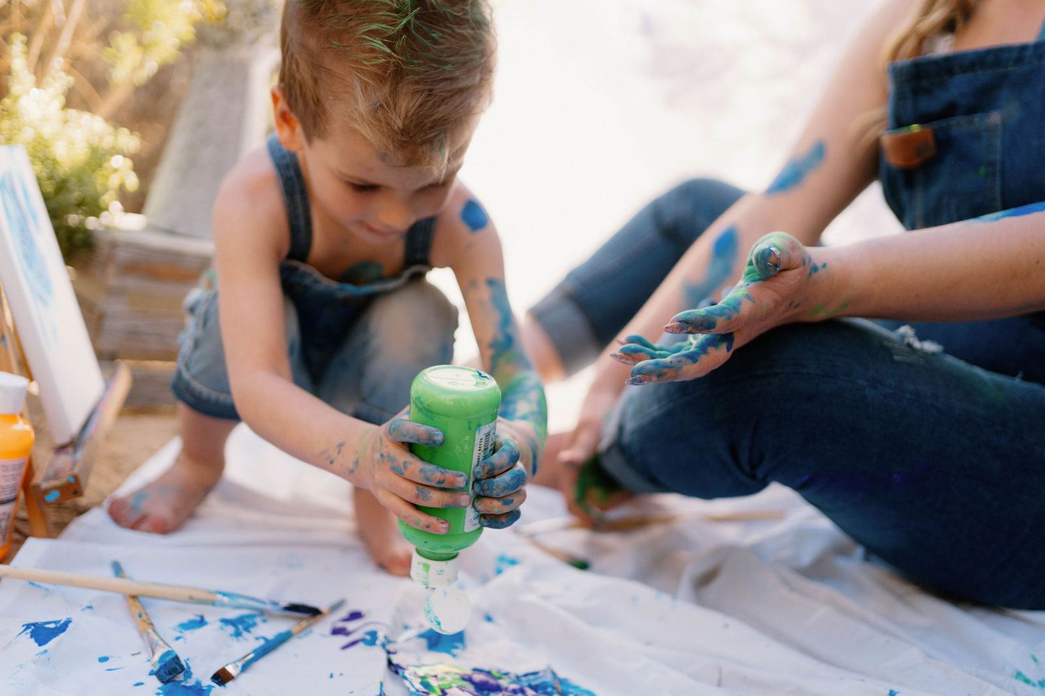 Warrensburg family photographer hosting paint mini photography session in a park