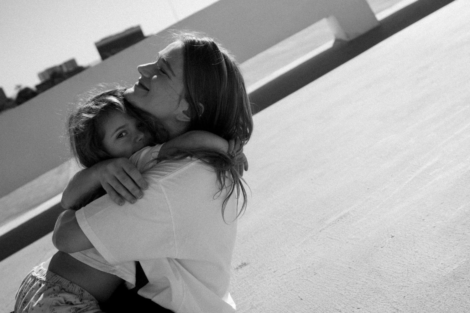Black and white sequence showing intimate embraces on a sunny day.