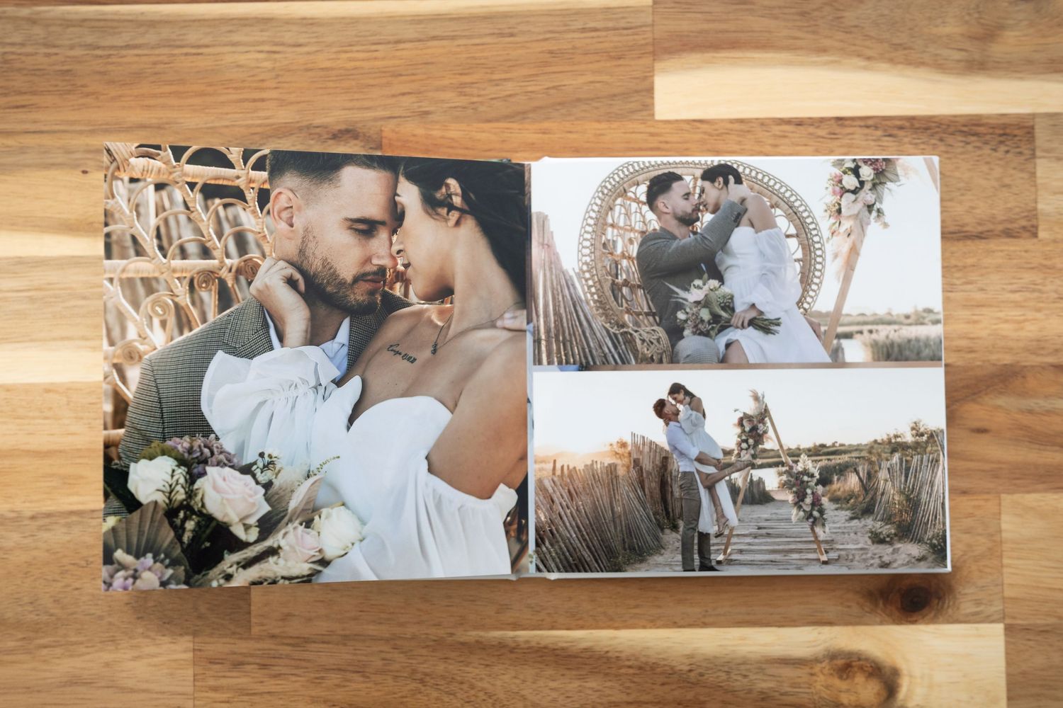 Album photo de mariage ouvert sur une table en bois, montrant des portraits romantiques du couple et des clichés d'une cérémonie en plein ai