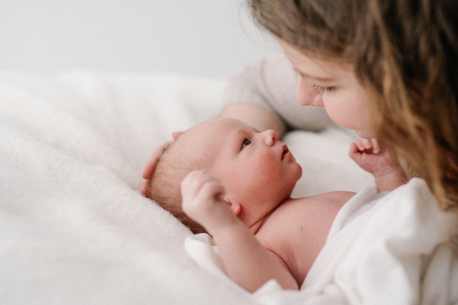 Perkekuvaus. kuvausuusimaa. vastasyntyneenkuvaus, Newbornkuvausnurmijärvi. Newbornkuvaushelsinki. Äiti vauvan kanssa lähikuvassa
