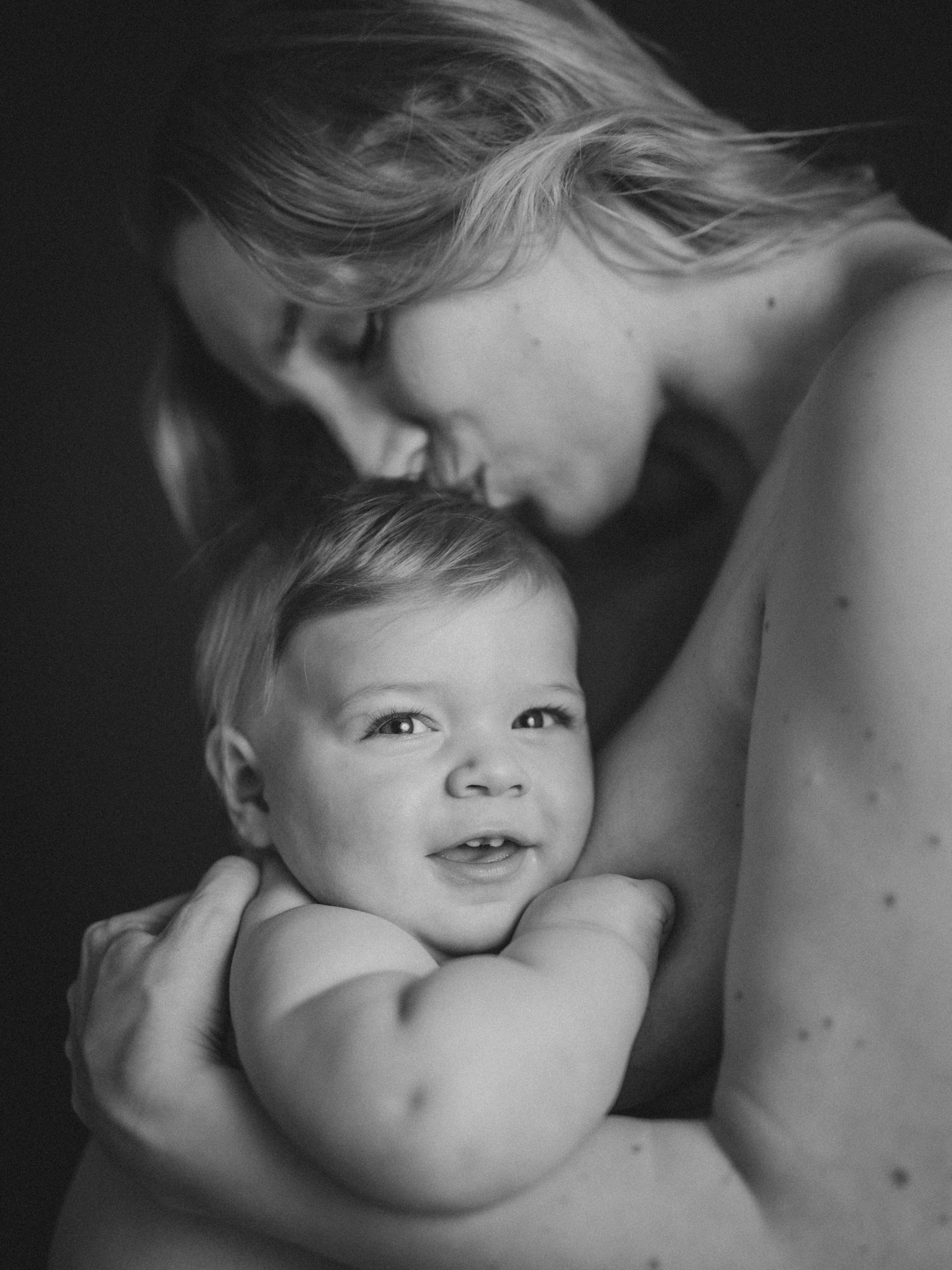 Perhekuvaus.motherhoodkuvaus studiolla Nurmijärvellä. Lapsi äidin sylissä. Imetys kuvaus. Perhekuvaus. Kuvaus uusimaa.