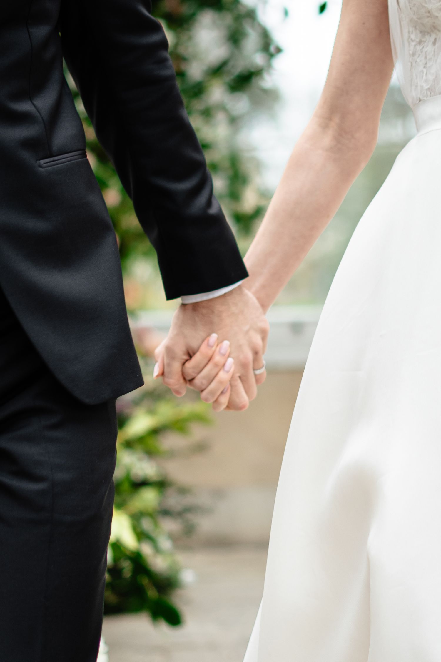 Dami Hassan Luxury wedding photographer - couples hands