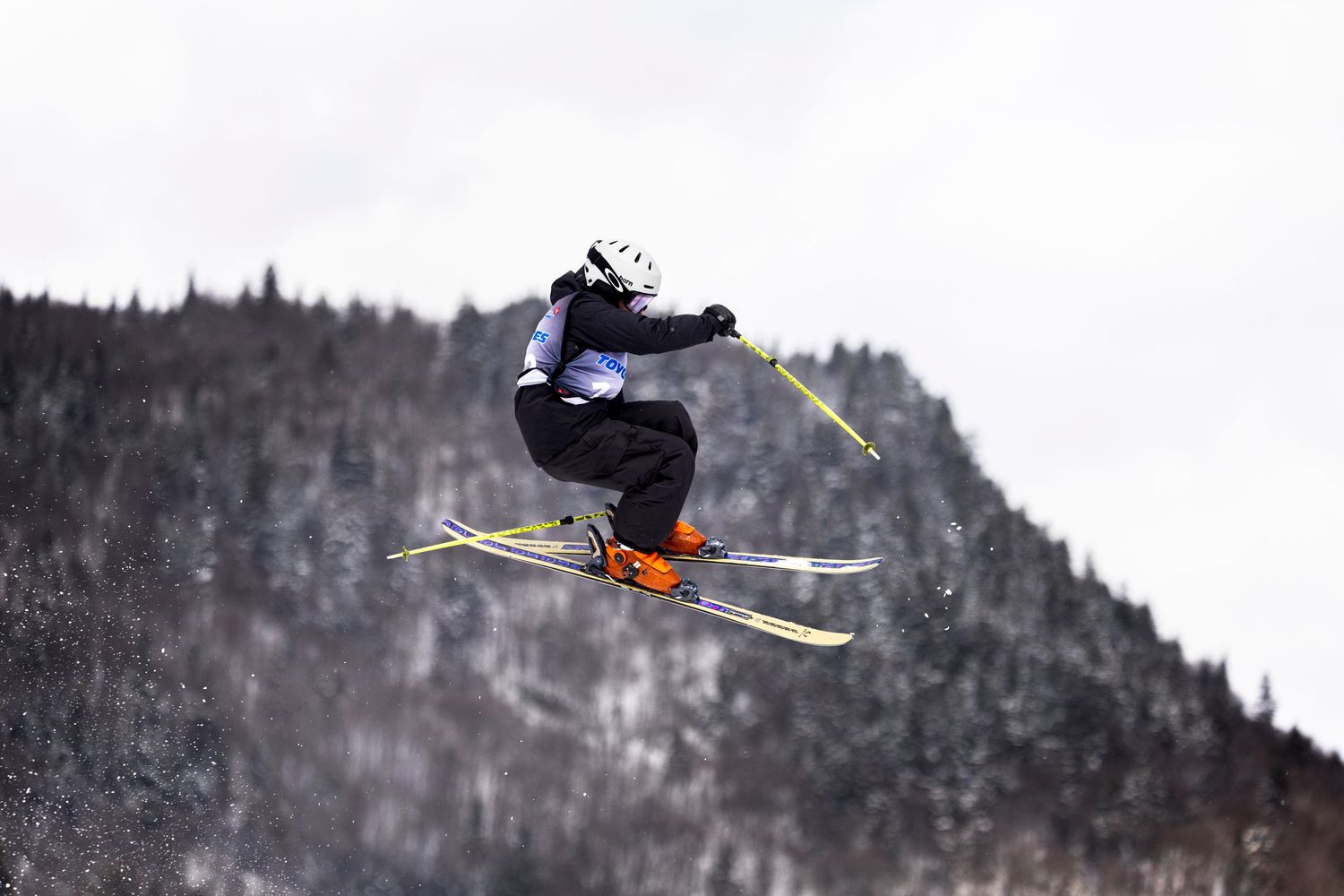 Skieur au step up Slopestyle