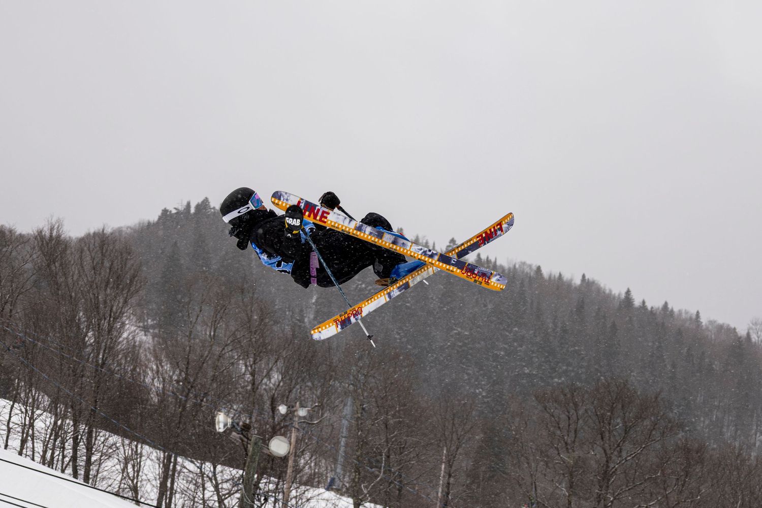 Skieur au step up Slopestyle