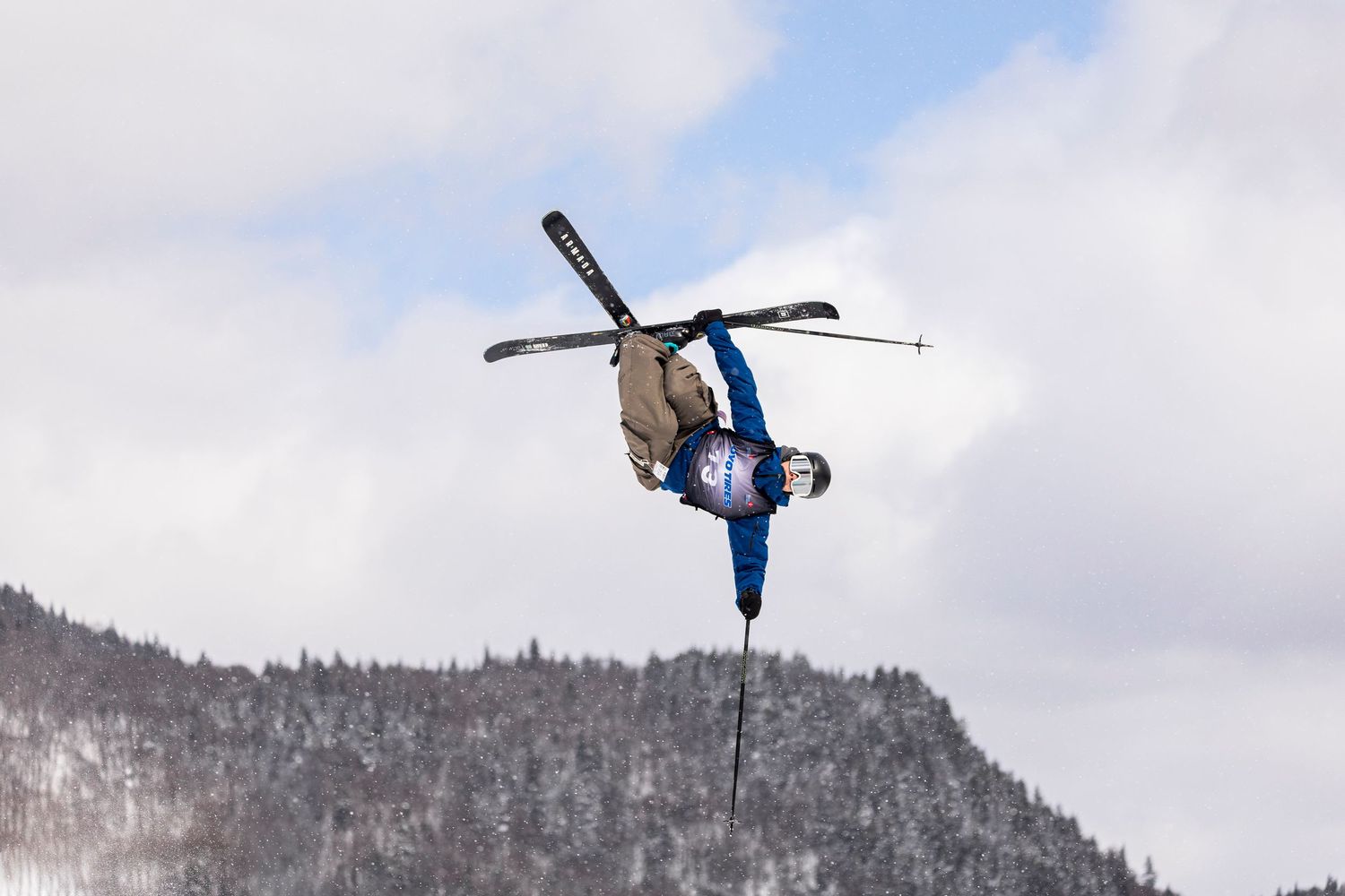 Skieur au step up Slopestyle