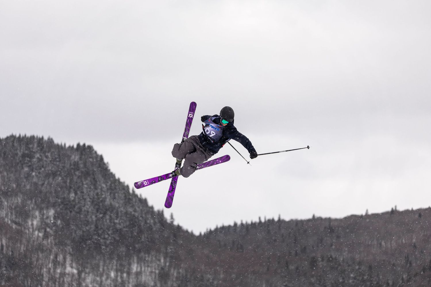 Skieur au step up Slopestyle