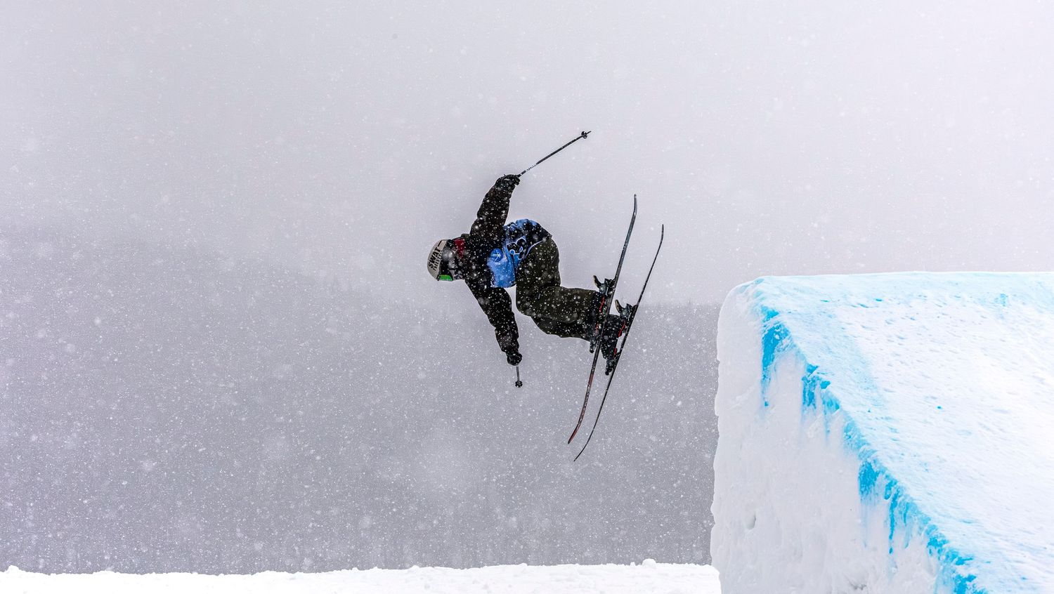 Skieur au step up Slopestyle