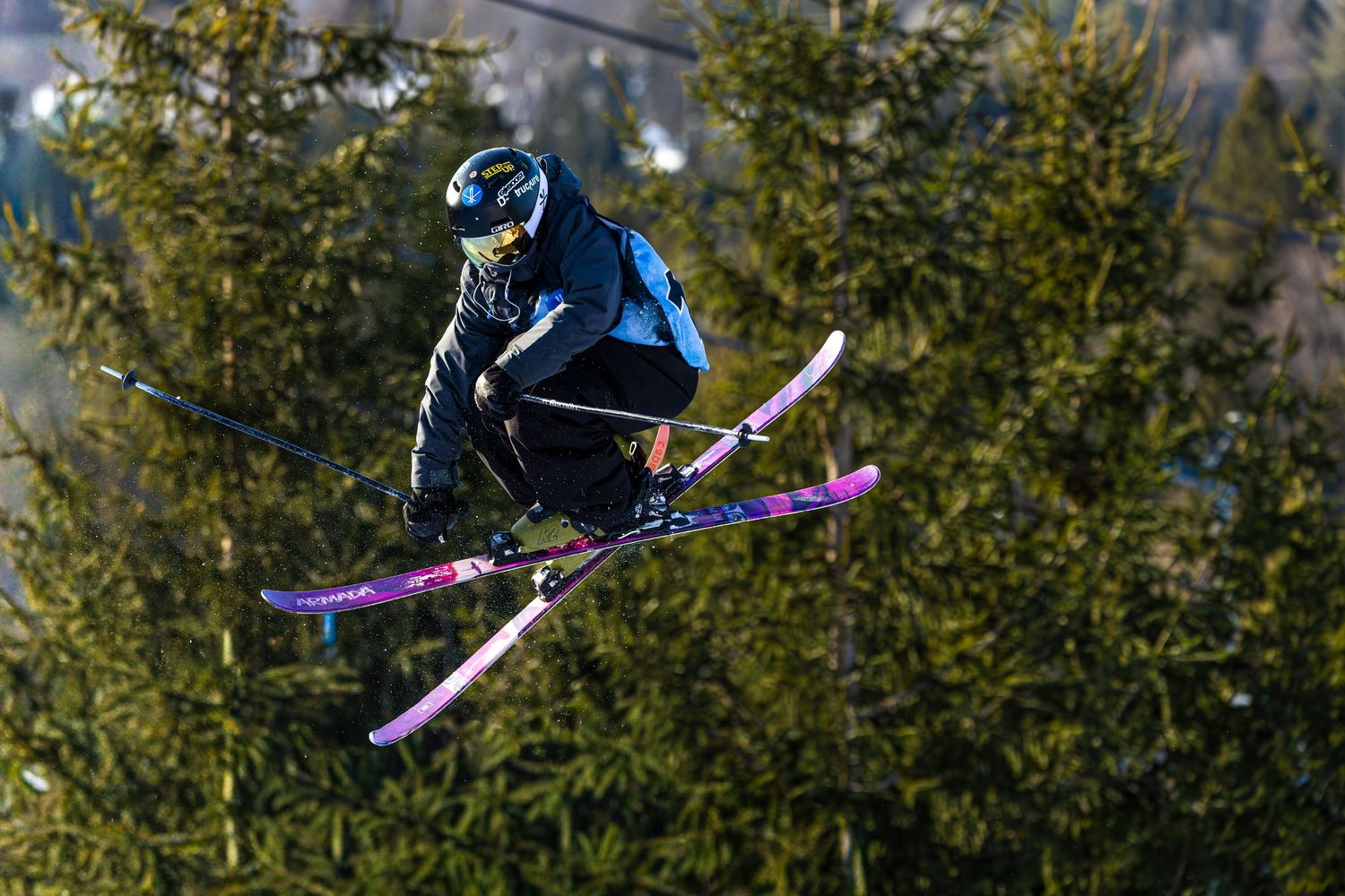 Skieur au step up Slopestyle