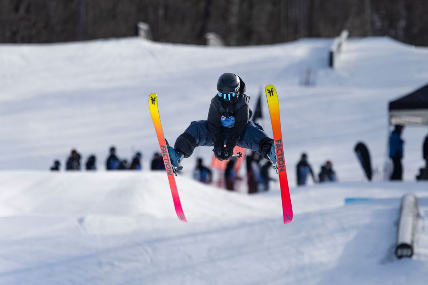 Skieur au step up Slopestyle