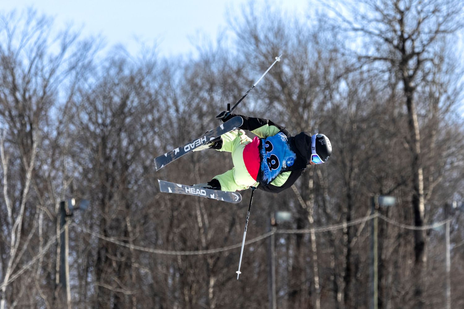 Skieur au step up Slopestyle