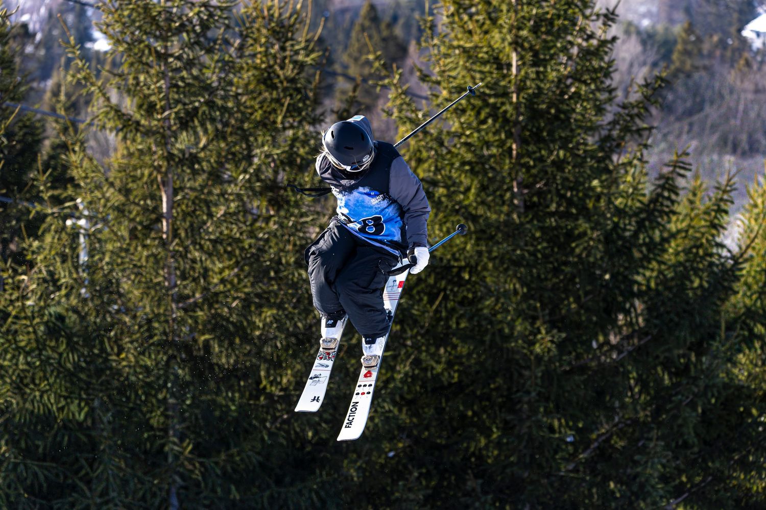 Skieur au step up Slopestyle