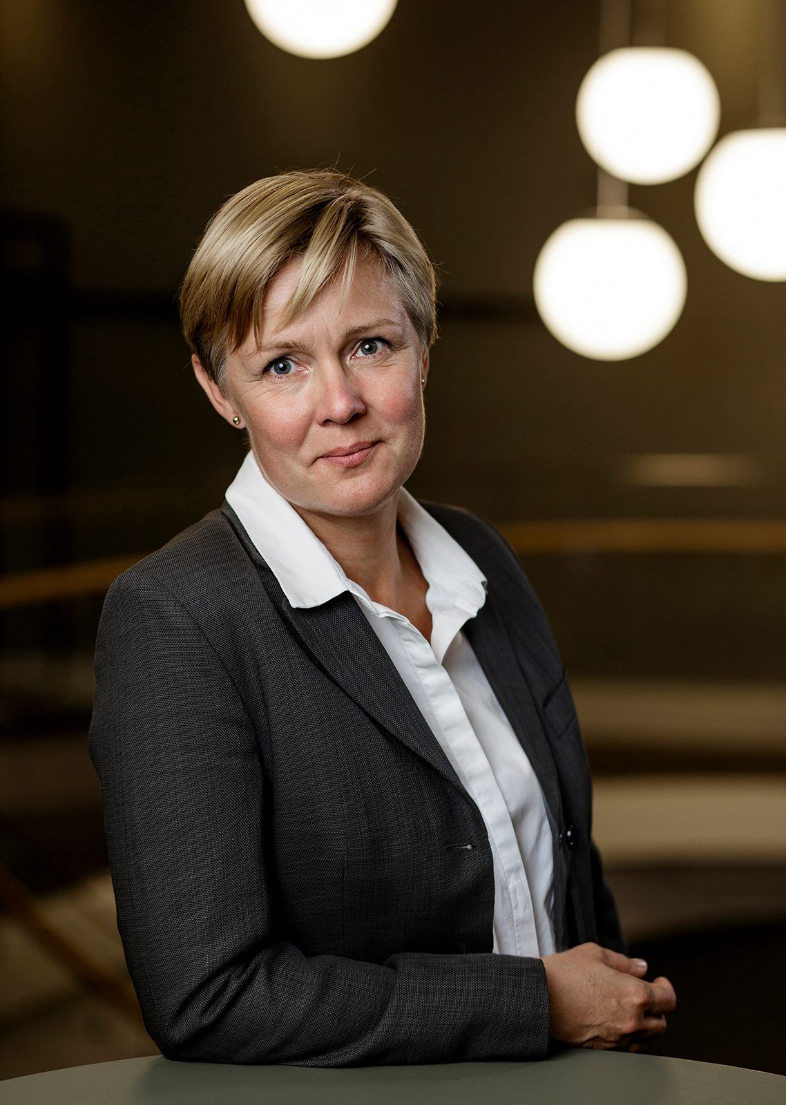 Företagsporträttserie med dramatisk ljussättning och professionell affärsklädsel