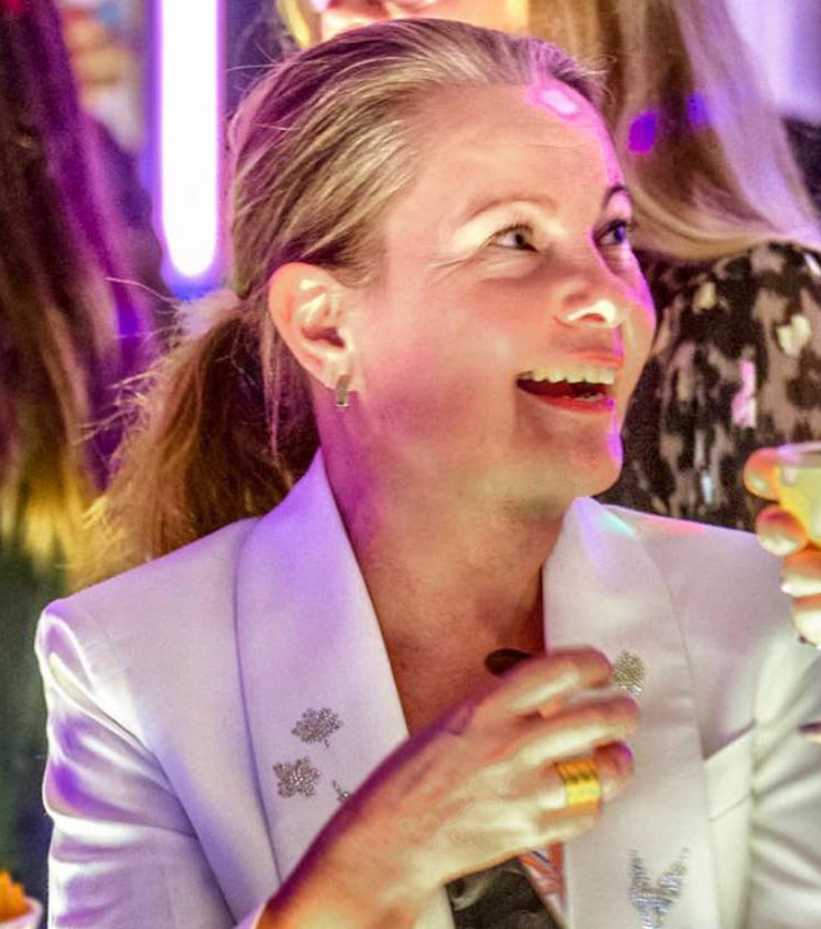 festscen med lila stämningsbelysning och vit formell klädsel
