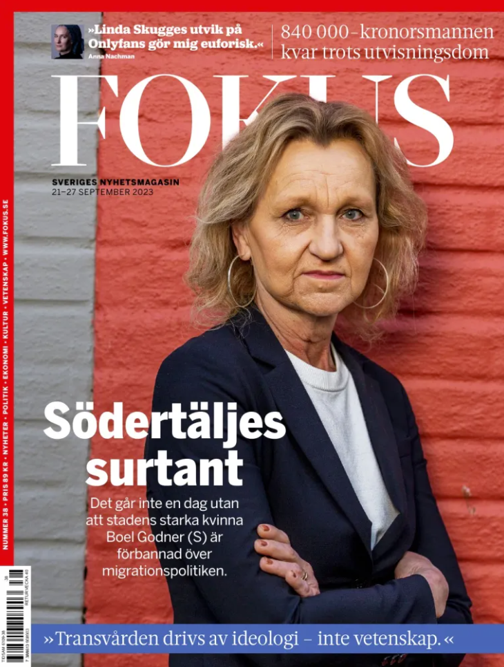 Tidskriftsomslag med röd bakgrund och redaktionella layouter