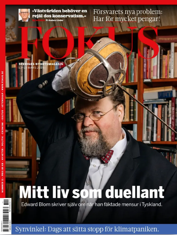 Tidningsomslag med någon i glasögon och värja i en biblioteksmiljö