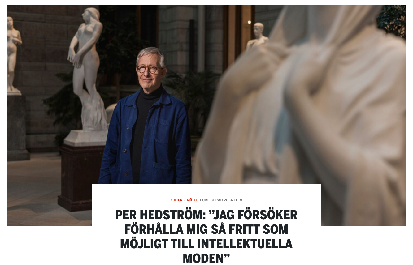 Ledare med mörkblå toner som visar museers eller galleriers interiörer