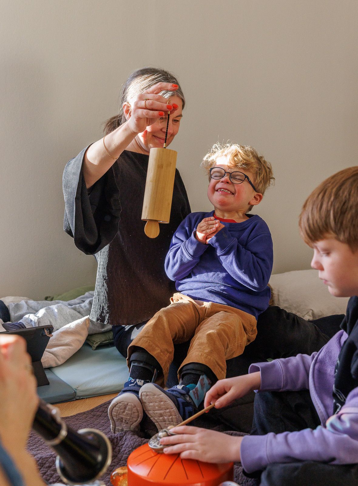 Familjesammankomst med människor som sitter i soffan och skrattar