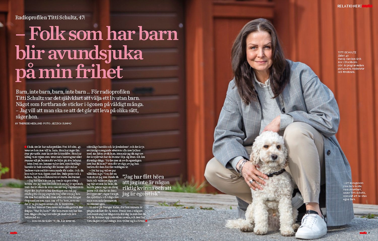 Tidskriftsartikel som visar en person som sitter utomhus med en liten vit hund