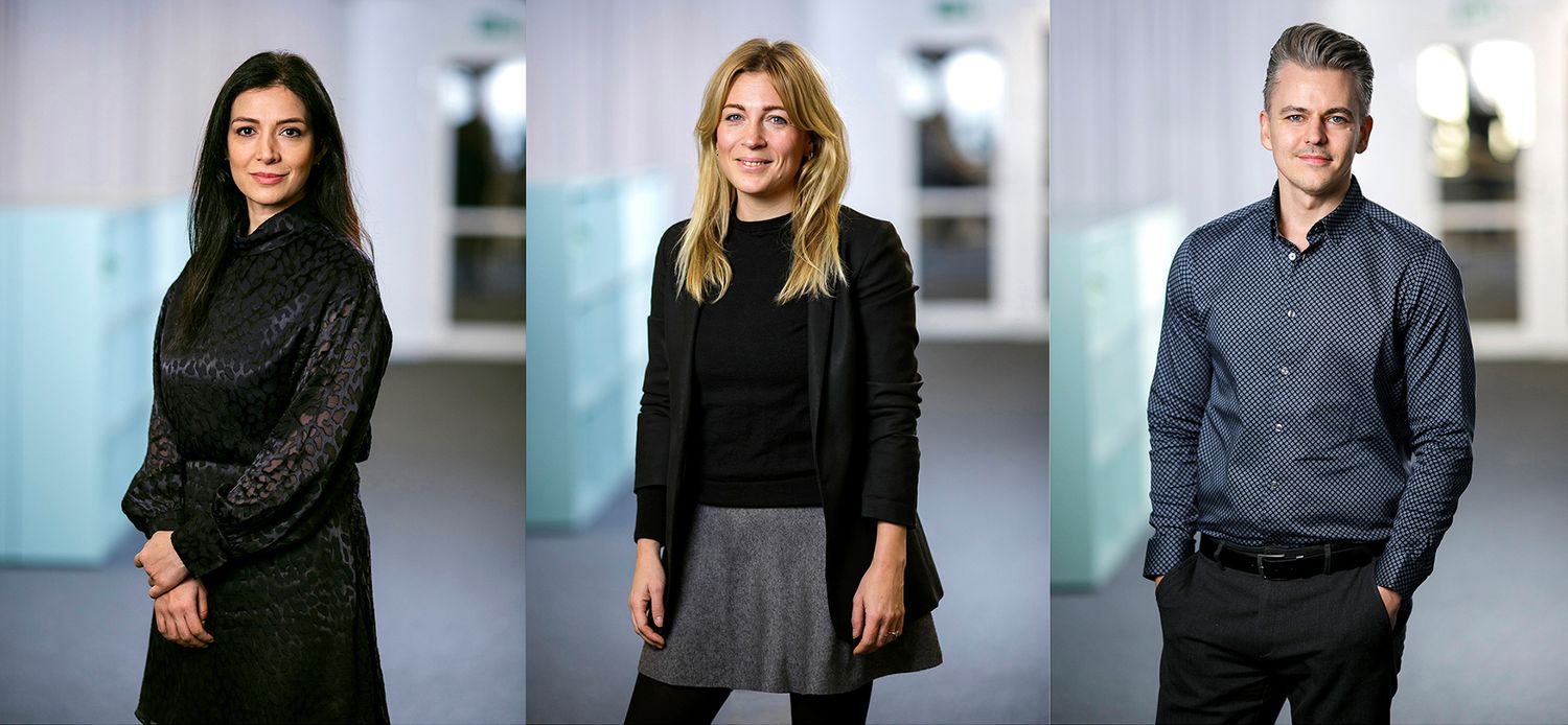 Företagsteammedlemmar i affärskläder fotograferade mot neutral bakgrund