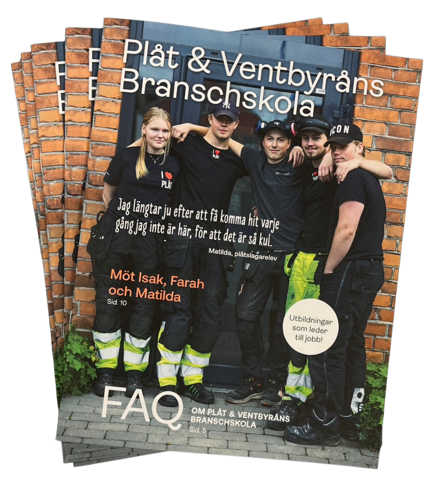 Gruppfoto utanför en tegelbyggnad med svensk textskylt