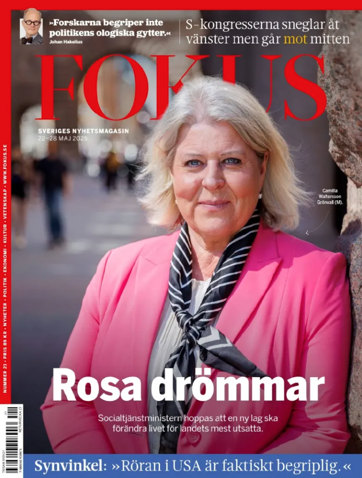 Tidningsomslag som visar någon i en ljusrosa kavaj med randig krage