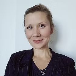 Professionell porträtt mot vit bakgrund med marinblå kritstrecksrandig kavaj