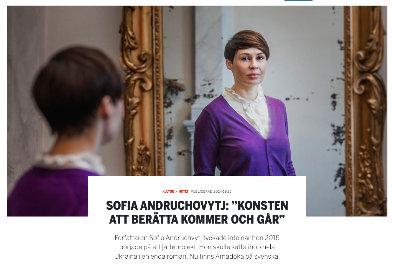 Redaktionellt foto med lilatonade bilder i en konstgallerimiljö