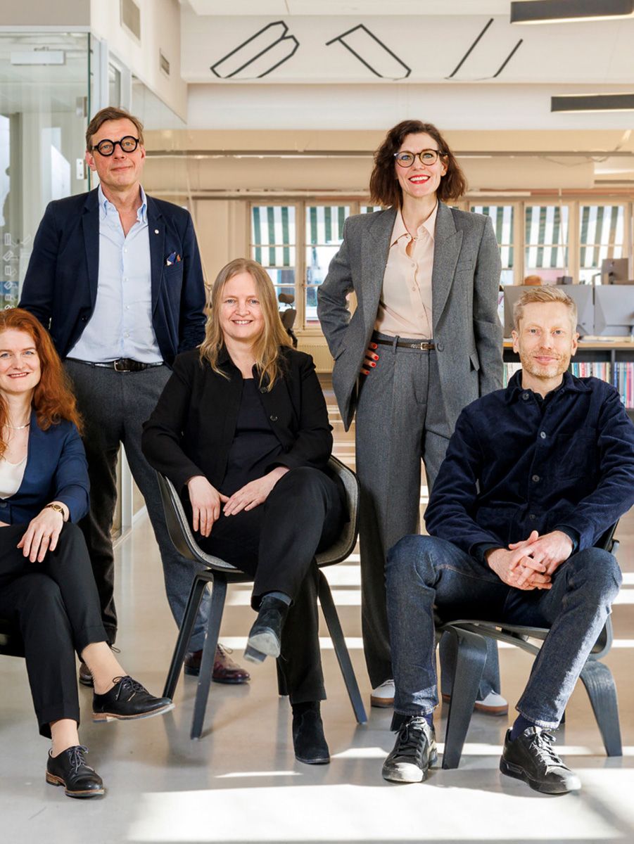 Gruppfoto av affärsmän som sitter tillsammans i ett modernt kontor