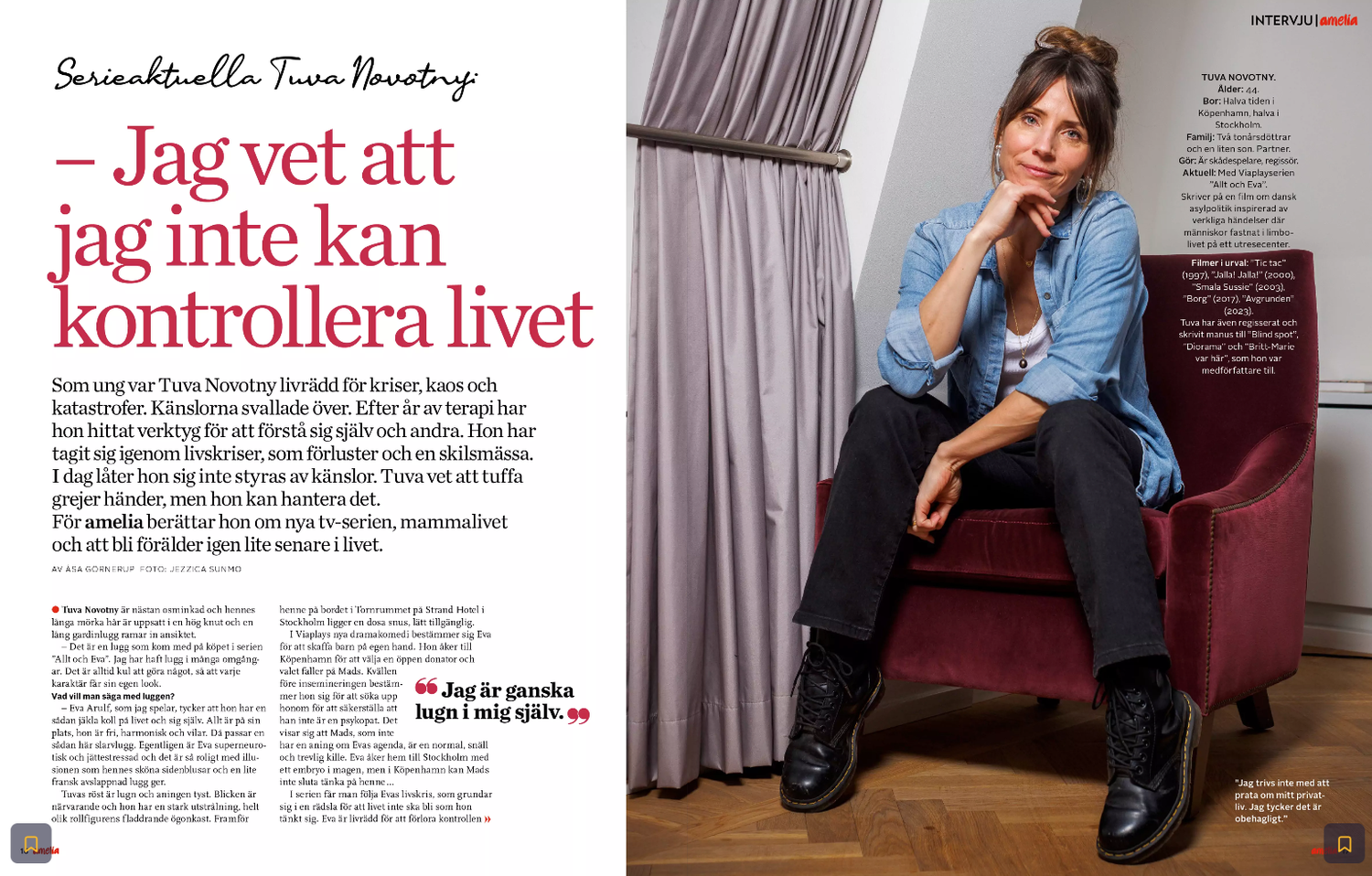 Tidskriftsartikel som visar en intervjumiljö inomhus med möbler och gardiner