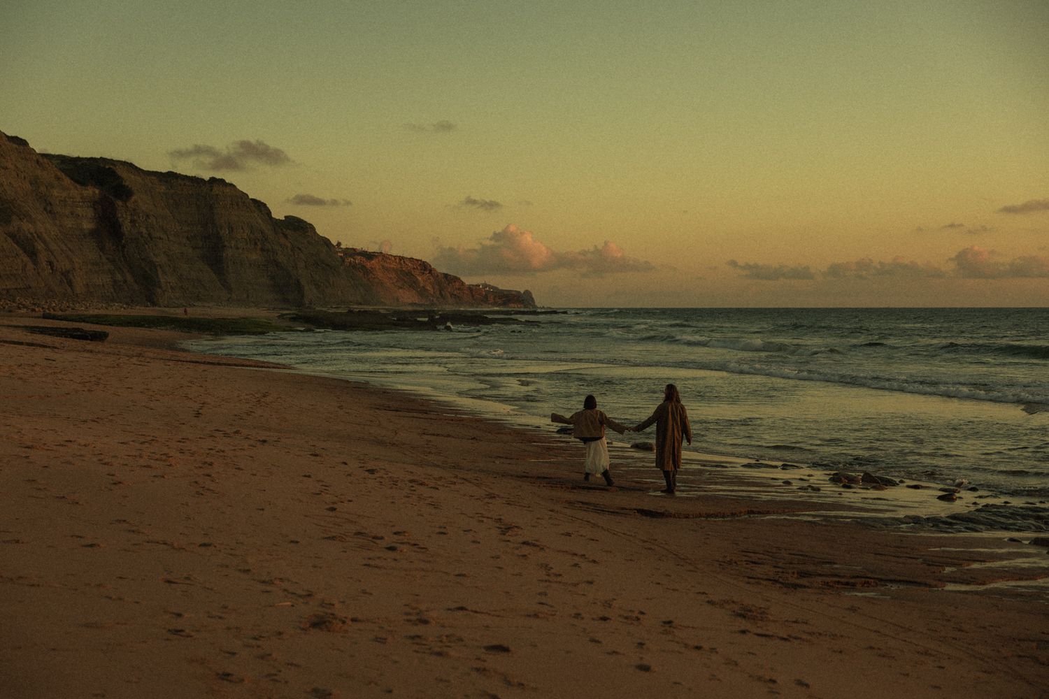 Waves and rocks backdrop, coastal engagement session near Lisbon