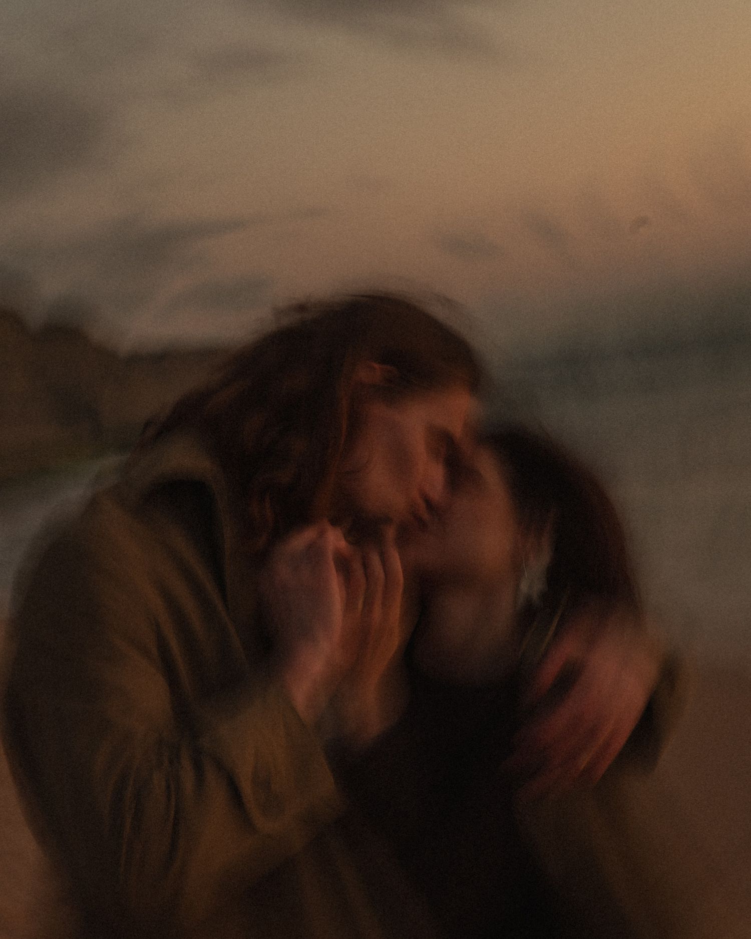Sunset light over the couple, coastal Lisbon photoshoot