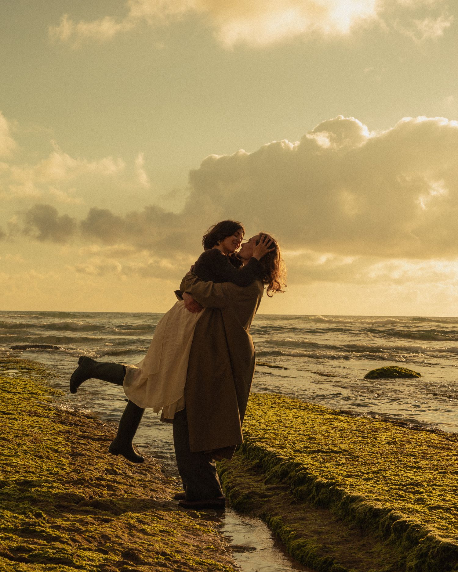 Close embrace with ocean waves in the background, Lisbon coast