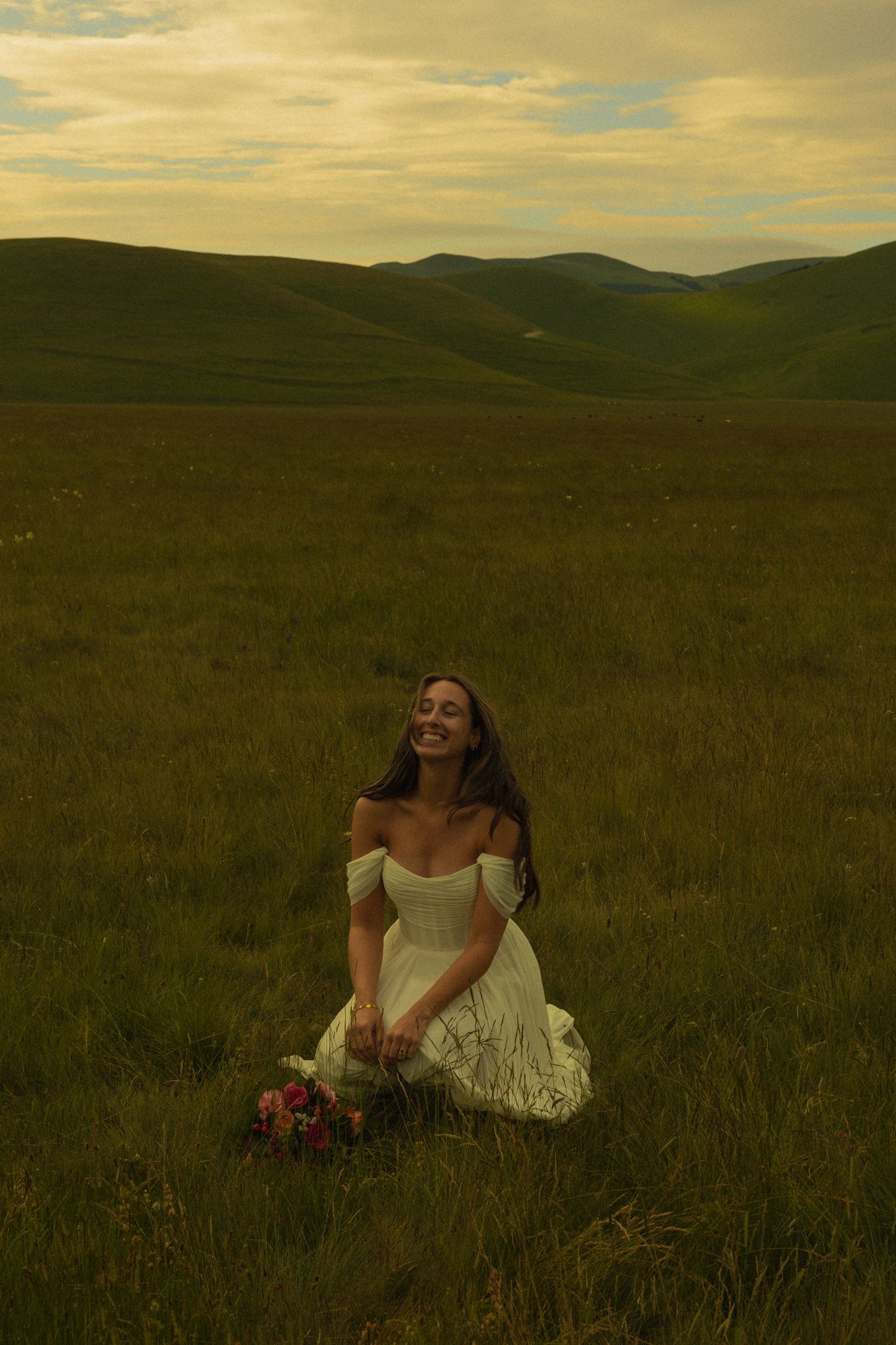 Panoramic view of the Sibillini Mountains during elopement at Castelluccio di Norcia, bride portrait